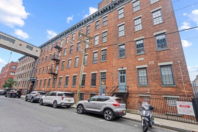 Building Photo - 187 Wayne St