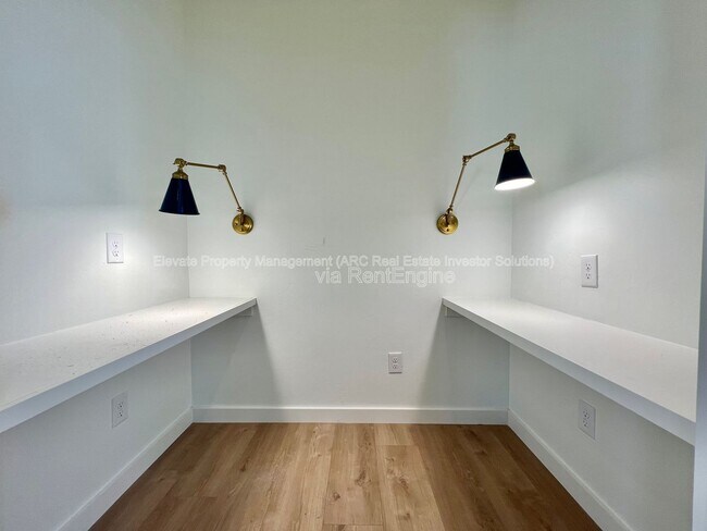 Building Photo - 216 E Hurd St