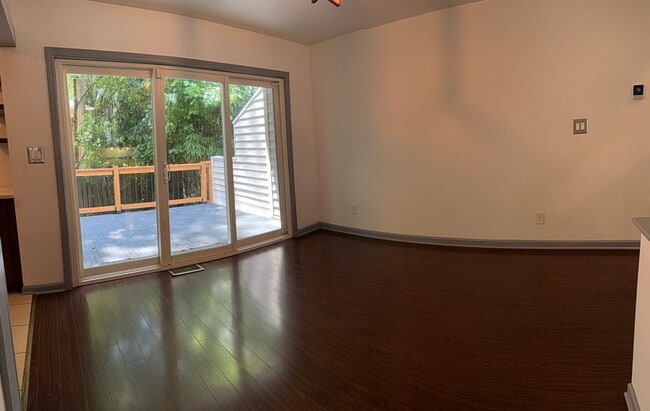 Building Photo - Centrally Located 2 BED/1.5 BATH TOWNHOME ...