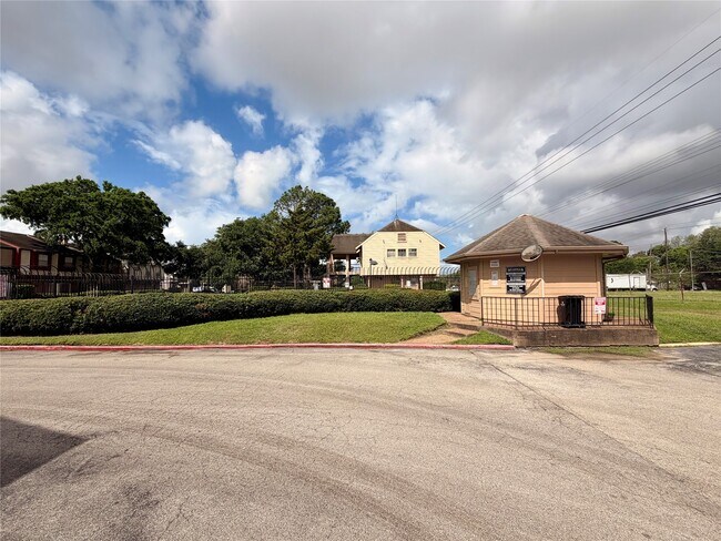 Building Photo - 7700 Creekbend Dr