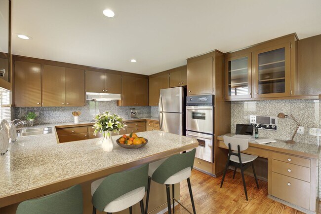 Building Photo - 4bd/2.5ba Clyde Hill Home