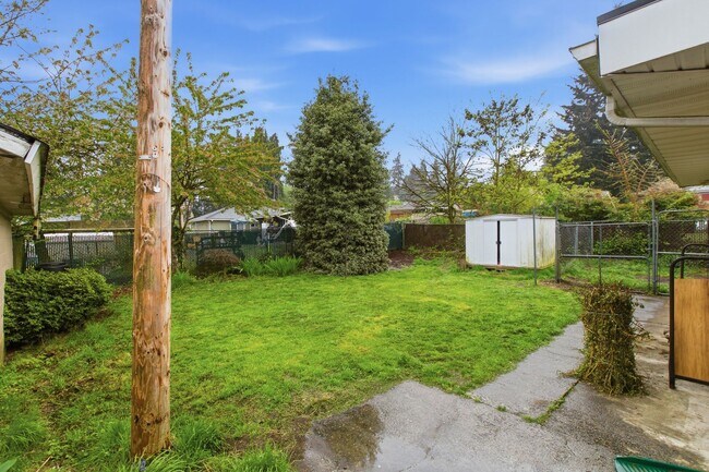 Building Photo - Cozy 4-Bedroom Home with Wood Stove & Large Backyard in Mountlake Terrace