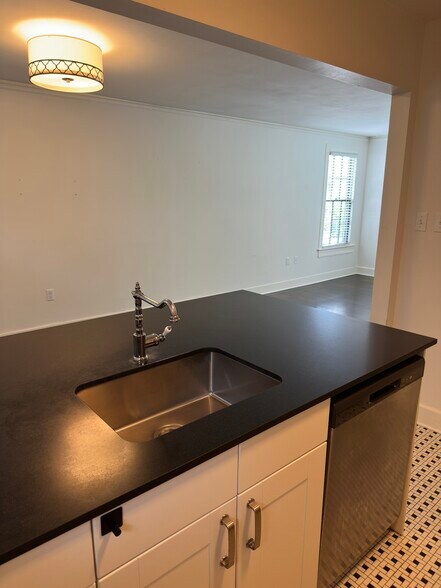 Building Photo - 772 Lakeland Dr