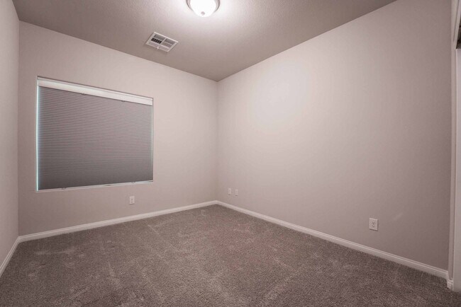 Building Photo - Stunning 5 Bedroom home in Henderson!