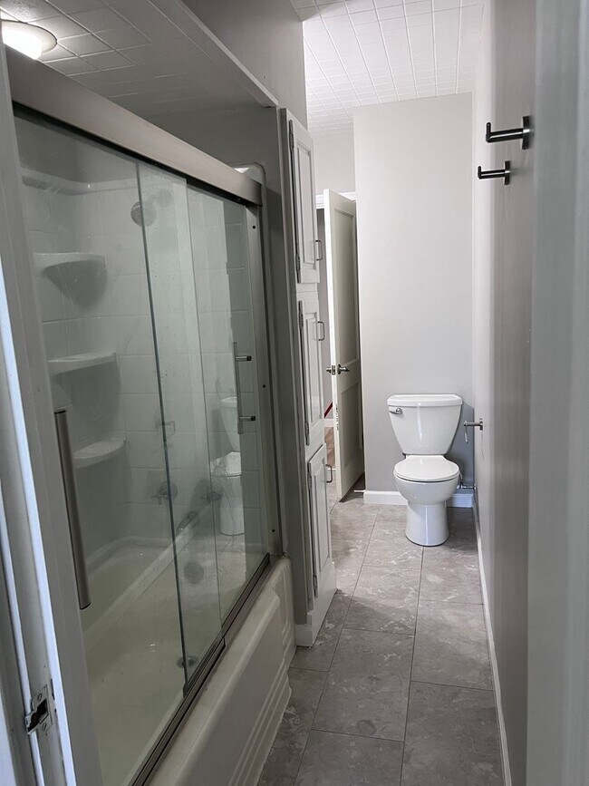 Building Photo - 3 Bedroom 1 Bathroom