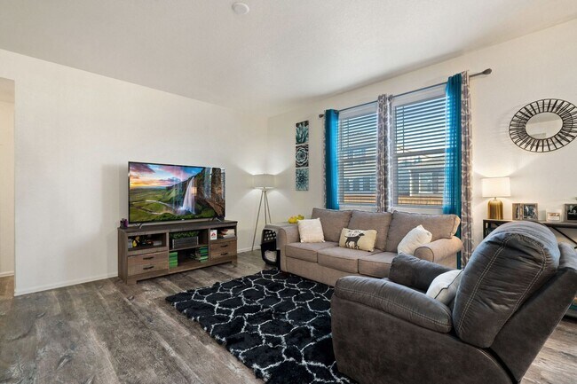 Building Photo - Beautiful 5 Bed Home in Raindance