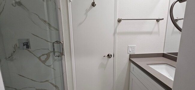 Building Photo - Beautifully Renovated Townhouse with Moder...
