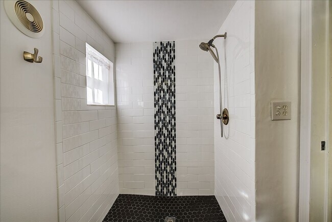 Building Photo - 1701 E Henry Ave