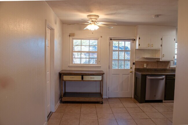 Building Photo - 3 bedroom 2 Bathroom.