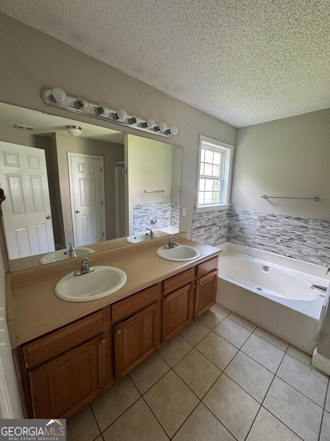 Building Photo - 520 Millbrook Villa Dr