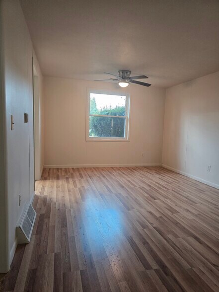 Living/Dining room - 168 Sackett Rd