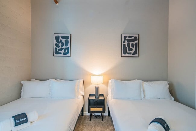 Building Photo - 1275 E University Dr