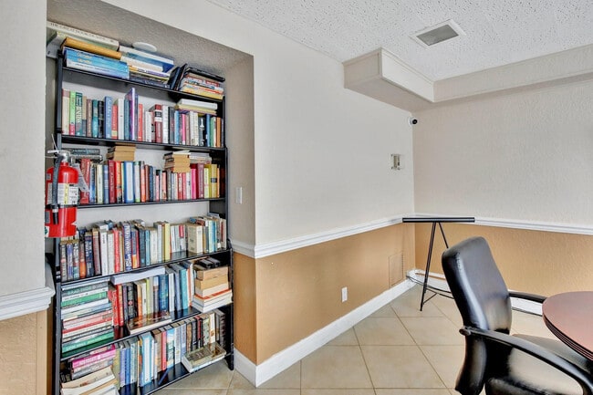 Building Photo - 2555 NE 11th St