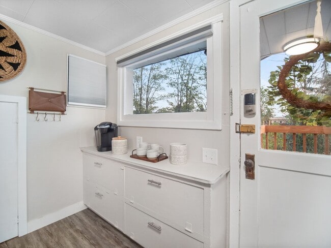 Building Photo - Boho Chic Loft (Furnished)