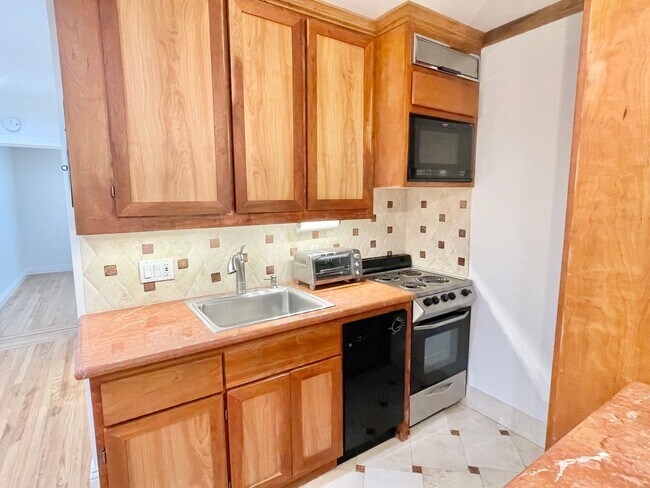 Building Photo - Prime Nob Hill Remodeled Condo, Private Balcony, Parking, Pet ok – PROGRESSIVE