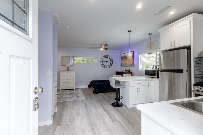 Building Photo - Charming Studio Garage Conversion Private Entrance!! UTILITIES INCLUDED!