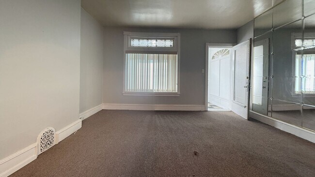 Building Photo - 5652 Addison St