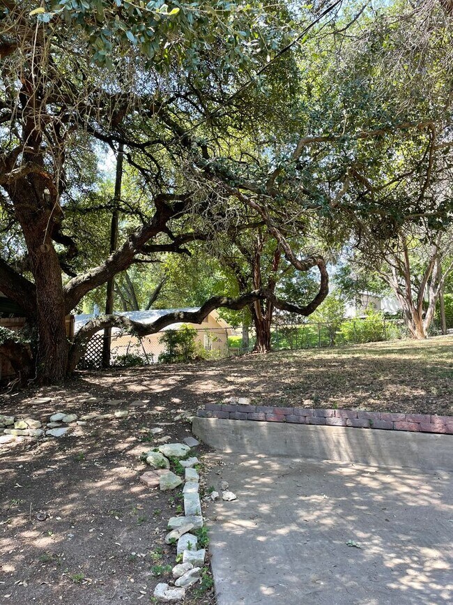 Building Photo - Application Received | Updated Single-Story 3 Bed, 2 Bath | Big Yard | Pet Restrictions