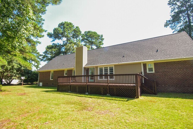 Building Photo - 3 Bedroom 2.5 Bathroom with a Bonus: Small...