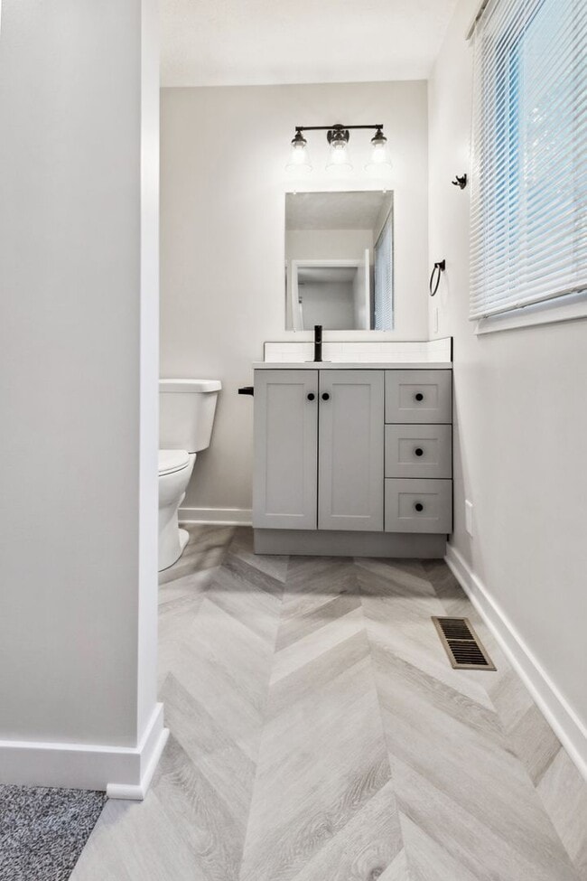 Building Photo - Fully Remodeled South Lincoln 4 Bedroom