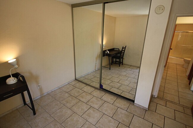 Building Photo - Best Priced 2 Bedroom Condo in the Heart of UTC