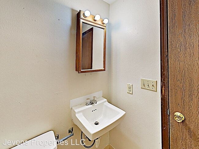 Building Photo - 608 N 3rd St