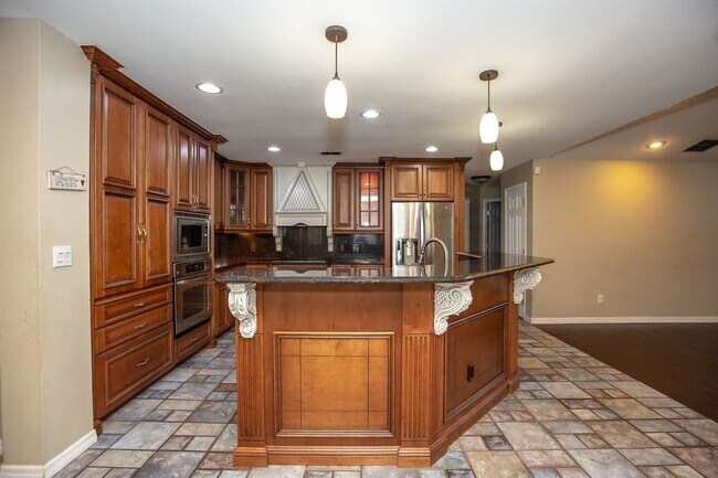 Building Photo - FOR RENT!!! STUNNING AND SPACIOUS 5 BEDROOM SINGLE FAMILY HOME...