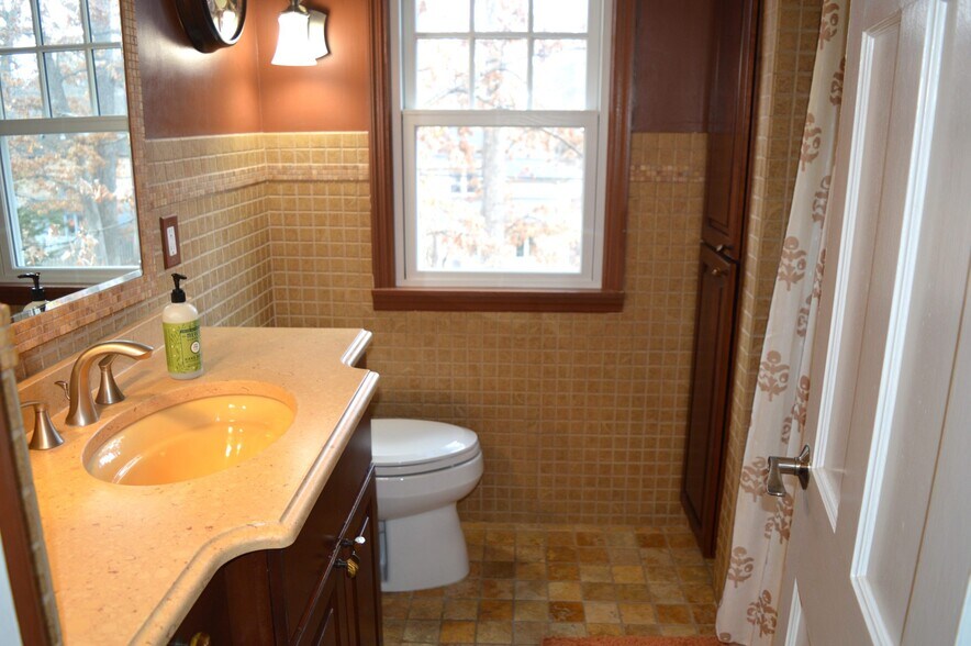 Building Photo - 4145 Hiawatha Dr