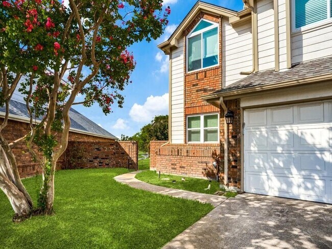 Building Photo - 2401 Brooke Ct