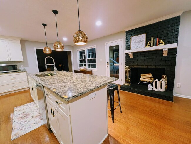 Building Photo - 469 Holt Rd NE