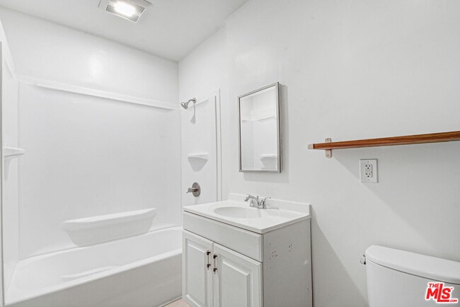 Building Photo - 1357 Cloverdale Ave