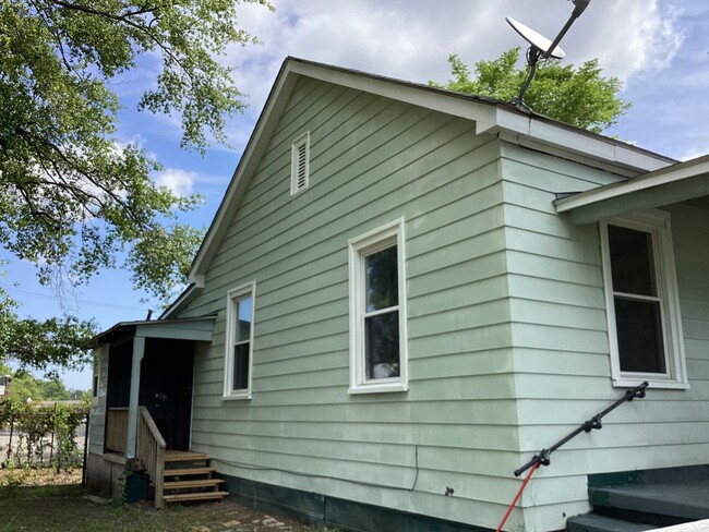 Building Photo - Downtown Bungalow