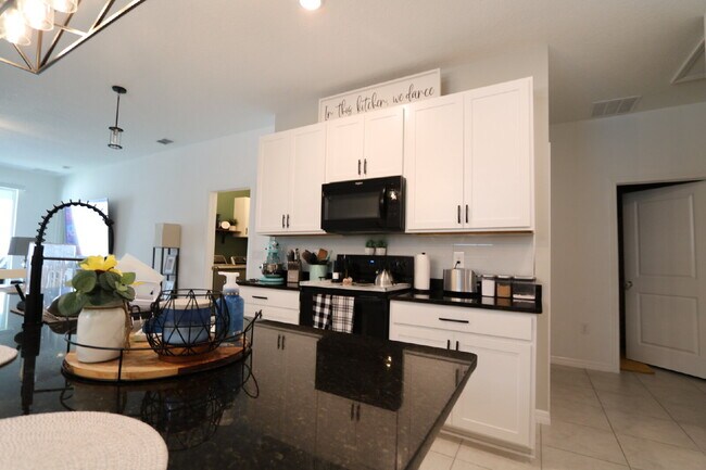 Building Photo - Stunning 4-Bedroom Home in South Fork with...