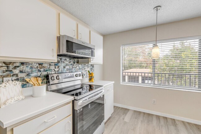 Building Photo - Spacious, sleek & central: 2Bedroom/2Bath condo in Daytona Beach!