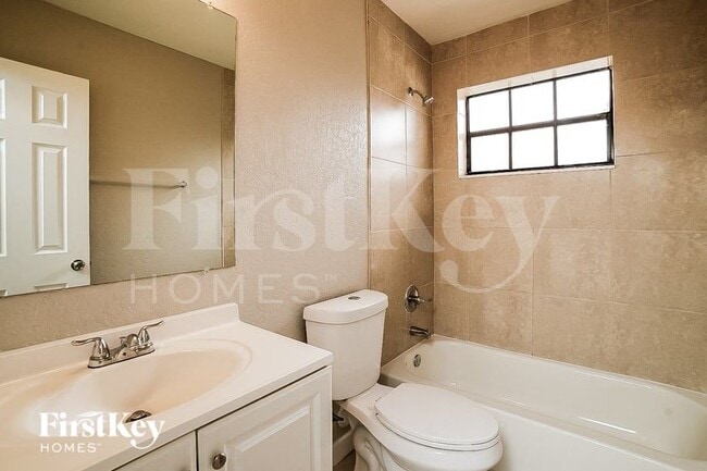 Building Photo - 1000 NE 211th Terrace