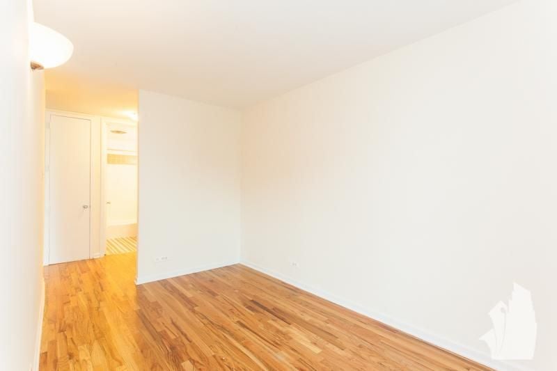 Building Photo - 4600 N Clarendon Ave