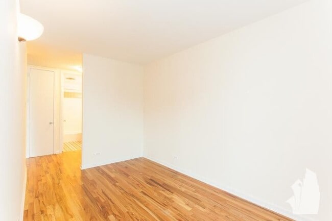 Building Photo - 4600 N Clarendon Ave