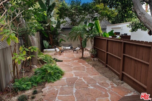 Building Photo - 1039 Havenhurst Dr