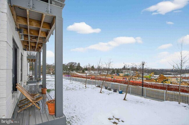 Building Photo - 911 S Oak St