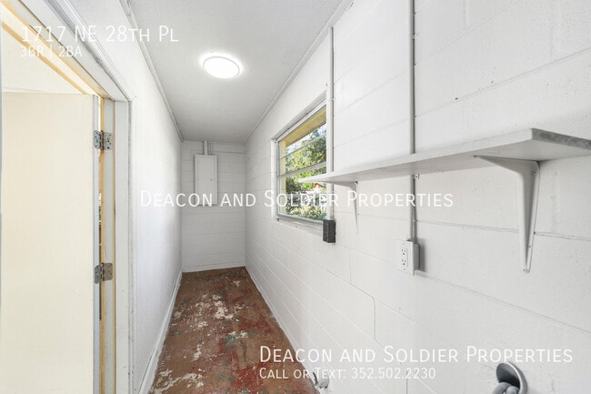 Building Photo - 1717 NE 28th Pl