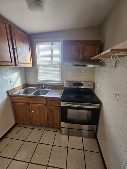 Building Photo - 809 Eastern Ave NE