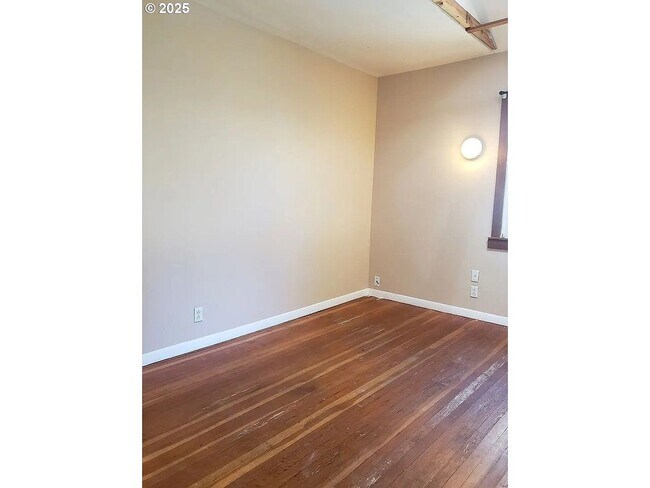 Building Photo - Large 6 Bedroom Close to UofO Campus