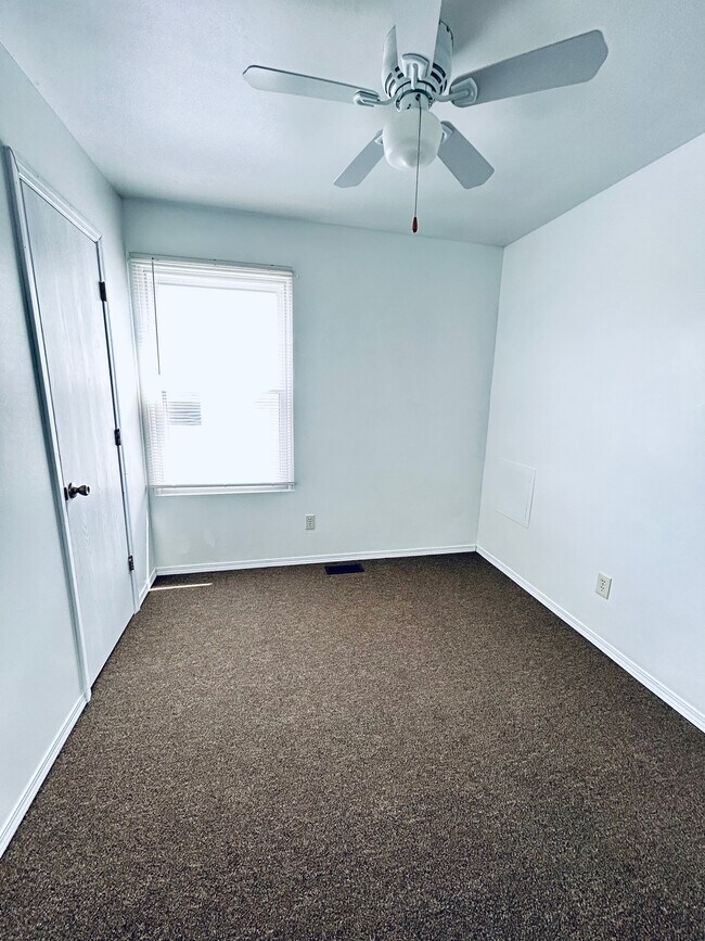 Building Photo - 950 Edgar Dr