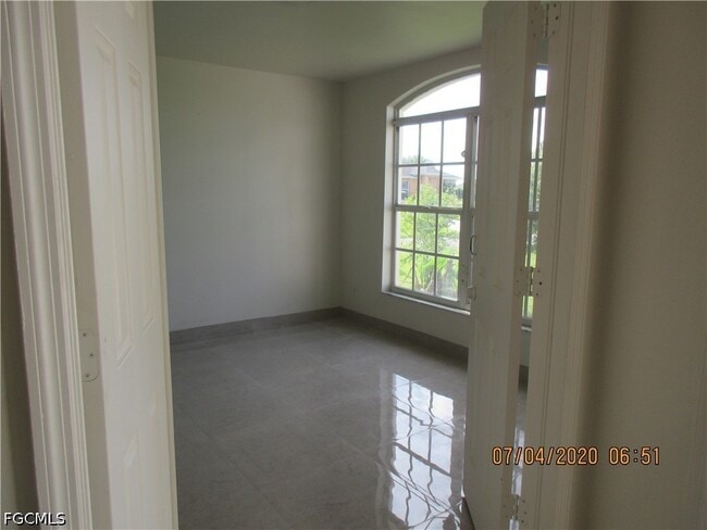 Building Photo - 918 NE 13th St