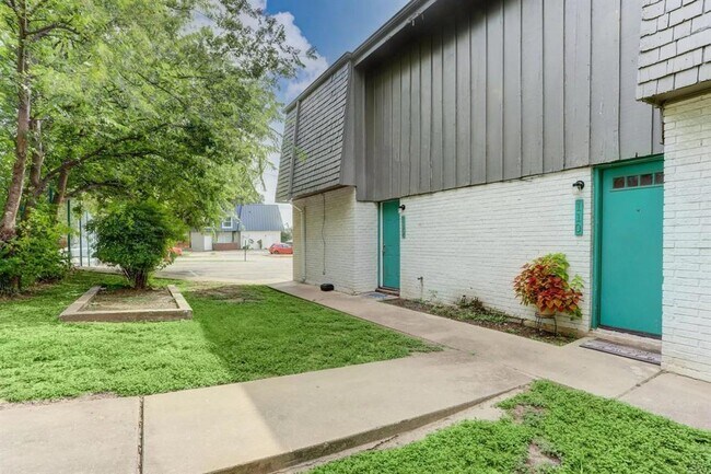 Building Photo - 305 E Croslin St