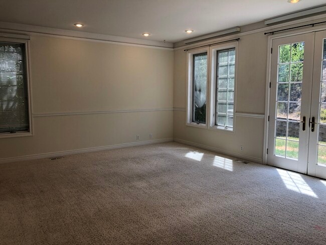 Building Photo - 265 NW Terre View Dr