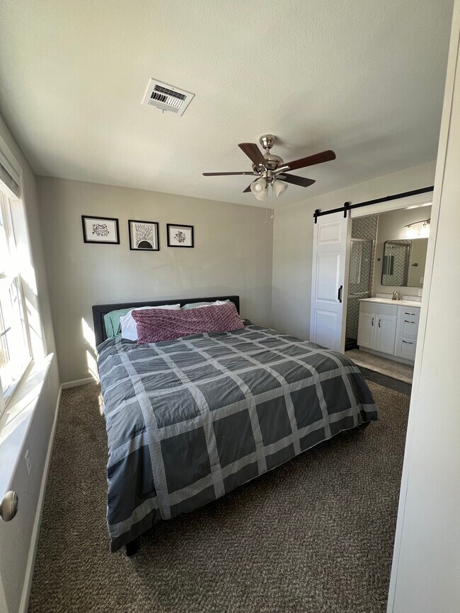 Building Photo - 713 S Lakewood Ave