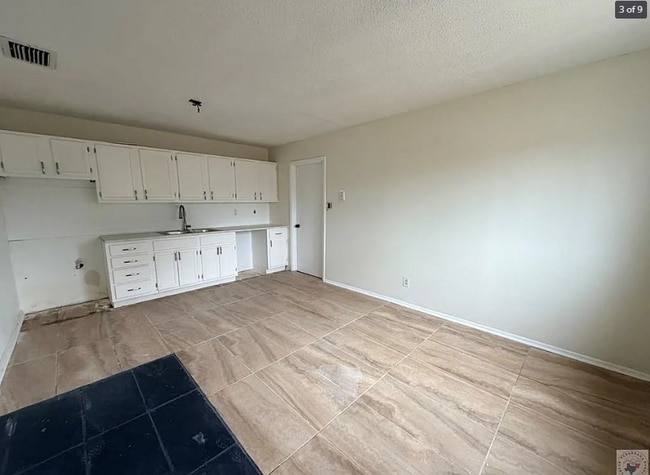 Building Photo - 2405 Mamie Dr