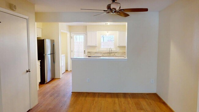 Building Photo - Large Centrally located townhome