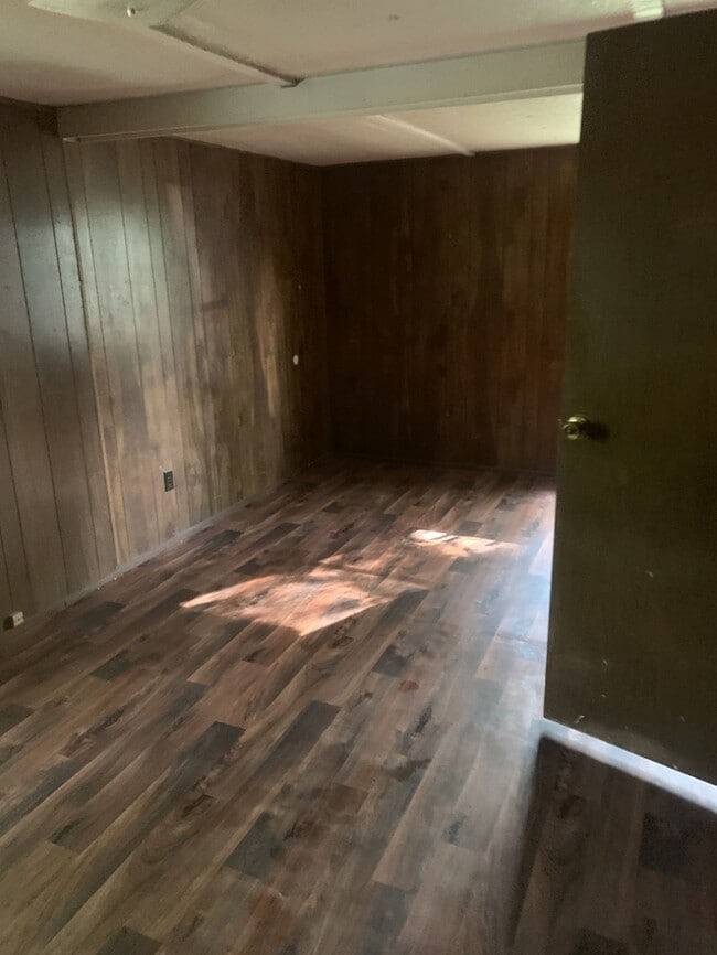 Building Photo - 3 Bedroom 1.5 Bathroom